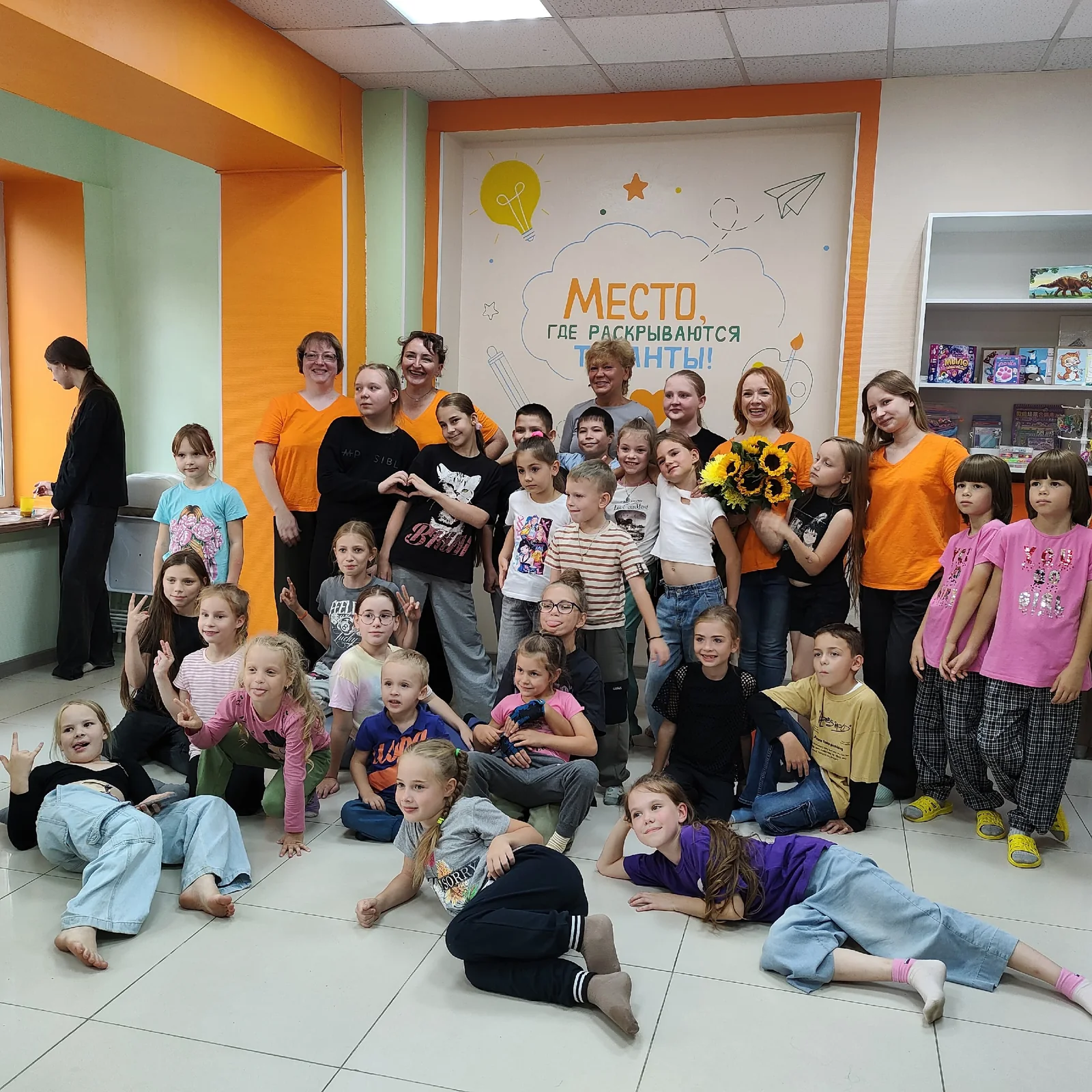 Дети и взрослые на мероприятии центра «Я смогу»